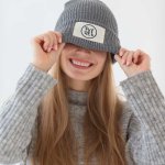 Merk-Pure-op-een-muts